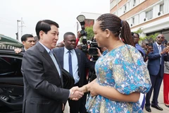 Bà Mara Regina da Silva Baptista Domingos Quiosa, Phó Chủ tịch Đảng MPLA đón Chủ tịch nước Lương Cường. (Ảnh: Lâm Khánh/TTXVN)