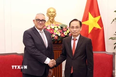 Bộ trưởng Ngoại giao Lê Hoài Trung tiếp Cao ủy Liên minh châu Âu (EU) về đối tác quốc tế Jozef Sikela. (Ảnh: An Đăng/TTXVN)
