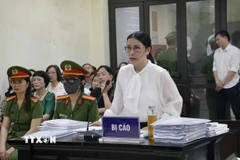 Bị cáo Nguyễn Thị Bình (cựu Hiệu trưởng trường THCS Ba Đình, Hà Nội) trình bày tại phiên tòa. (Ảnh: Kim Anh/TTXVN)