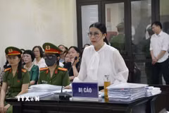 Bị cáo Nguyễn Thị Bình (cựu Hiệu trưởng trường THCS Ba Đình, Hà Nội) trình bày tại phiên tòa. (Ảnh: Kim Anh/TTXVN)
