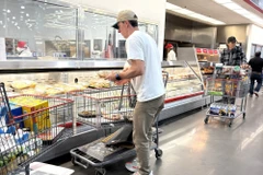 Người dân Mỹ lựa chọn thực phẩm tại một siêu thị ở bang Maryland. (Ảnh: Ngọc Quang/TTXVN)