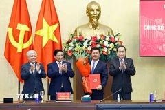 Thủ tướng Phạm Minh Chính và Chủ tịch Quốc hội Trần Thanh Mẫn trao Quyết định và tặng hoa đồng chí Nguyễn Hồng Diên, Ủy viên Trung ương Đảng, Ủy viên Ban Thường vụ Đảng ủy Quốc hội, Phó Bí thư chuyên trách Đảng ủy Quốc hội. (Ảnh: Doãn Tấn/TTXVN)