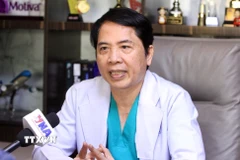 Tiến sỹ, Bác sỹ Heng LiHong chia sẻ quan điểm xoay quanh đột phá chiến lược về nhân lực, kỳ vọng về mô hình tăng trưởng mới và nhiều vấn đề quan trọng khác của đất nước trong cuộc phỏng vấn phóng viên TTXVN tại Phnom Penh. (Ảnh: Quang Anh/TTXVN)