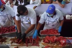 Thưởng thức chiếc bánh mỳ khổng lồ dài 90m, đầy ắp nhân thịt tại Mexico