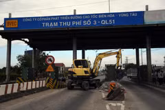 Việc tháo dỡ trạm thu phí T3 được thực hiện trước ở 2 làn trên tuyến hướng phường Vũng Tàu đi tỉnh Đồng Nai. (Ảnh: Đoàn Mạnh Dương/TTXVN)