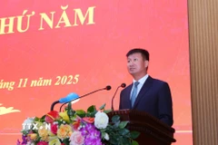 Chủ tịch Ủy ban Nhân dân tỉnh Ninh Bình Trần Huy Tuấn phát biểu tại kỳ họp thứ 5, Hội đồng nhân dân tỉnh Ninh Bình khóa XV. (Ảnh: Công Luật/TTXVN)