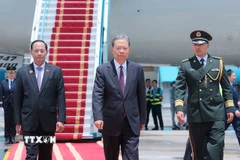 Phó Chủ tịch Quốc hội Trần Quang Phương đón Ủy viên trưởng Nhân đại toàn quốc Trung Quốc Triệu Lạc Tế tại Sân bay quốc tế Nội Bài. (Ảnh: An Đăng/TTXVN)