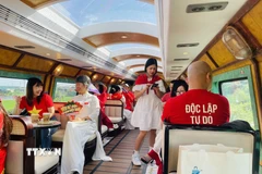 Thành viên đoàn khảo sát hào hứng với sản phẩm dịch vụ du lịch mới. (Ảnh: Tuyết Mai/TTXVN)