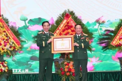 Đại tướng Trịnh Văn Quyết, Bí thư Trung ương Đảng, Ủy viên Thường vụ Quân ủy Trung ương, Chủ nhiệm Tổng cục Chính trị Quân đội Nhân dân Việt Nam trao Huân chương Quân công hạng Nhất cho Đại tướng Phan Văn Giang, Ủy viên Bộ Chính trị, Phó Bí thư Quân ủy Trung ương, Bộ trưởng Bộ Quốc phòng. (Ảnh: Trọng Đức/TTXVN)