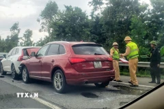 Lực lượng cảnh sát giao thông Phú Thọ đã có mặt tại hiện trường, phân luồng điều tiết giao thông và điều tra nguyên nhân vụ tai nạn. (Ảnh: Hoàng Hùng/TTXVN)
