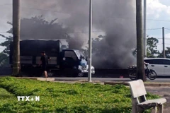 Hiện trường vụ cháy xe ôtô. (Ảnh: TTXVN phát)