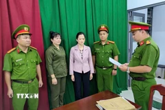 Cơ quan cảnh sát điều tra Công an Thành phố Hồ Chí Minh đọc Lệnh giữ người trong trường hợp khẩn cấp và lệnh bắt người bị giữ trong trường hợp khẩn cấp đối với Lê Thị Tuyết Chinh. (Ảnh: TTXVN phát)