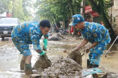Chiến sỹ Quân chủng Phòng không-Không quân giúp chính quyền và nhân dân tỉnh Lào Cai dọn dẹp bùn đất. (Ảnh: Đinh Thùy/TTXVN)