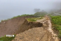 Nhiều tuyến đường giao thông bị sạt lở do mưa lớn tại Điện Biên. (Ảnh: TTXVN phát)
