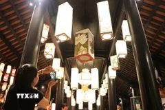 Các loại đèn lồng xếp của Huế rực rỡ sắc màu trong Chương trình Trung thu Hoàng cung Huế 2025. (Ảnh: Nguyên Lý/TTXVN)