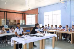 Học sinh lớp Nghiệp vụ nhà hàng K7 - Trường Trung cấp nghề dân tộc nội trú Khánh Vĩnh, Khánh Hòa trong giờ thực hành. (Ảnh: Hoàng Hiếu/TTXVN)