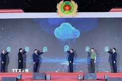 Thủ tướng Phạm Minh Chính và các đại biểu khai trương Trung tâm Dữ liệu quốc gia số 1 và công bố vận hành chính thức Hệ thống Cơ sở dữ liệu của Trung tâm Dữ liệu quốc gia. (Ảnh: Dương Giang/TTXVN)