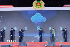 Thủ tướng Phạm Minh Chính và các đại biểu khai trương Trung tâm Dữ liệu quốc gia số 1 và công bố vận hành chính thức Hệ thống Cơ sở dữ liệu của Trung tâm Dữ liệu quốc gia. (Ảnh: Dương Giang/TTXVN)
