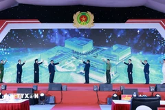 Thủ tướng Phạm Minh Chính và các đại biểu khai trương Trung tâm Dữ liệu quốc gia số 1 và công bố vận hành chính thức Hệ thống Cơ sở dữ liệu của Trung tâm Dữ liệu quốc gia. (Ảnh: Dương Giang/TTXVN)