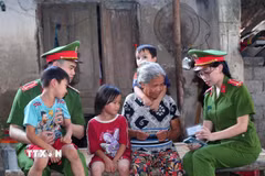 Cán bộ Công an xã đến tận hộ gia đình tuyên truyền, hướng dẫn người dân thực hiện các thủ tục hành chính trên môi trường điện tử, góp phần thực hiện hiệu quả Đề án 06 của Chính phủ. (Ảnh: Trọng Đức/TTXVN)