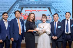 Chủ tịch NYSE Lynn Martin (váy đen) chào mừng Chủ tịch Vietjet Nguyễn Thị Phương Thảo thăm NYSE.