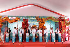 Các đại biểu thực hiện nghi thức khởi công dự án. (Ảnh: Nguyên Lý/TTXVN.)