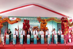 Các đại biểu thực hiện nghi thức khởi công dự án. (Ảnh: Nguyên Lý/TTXVN.)