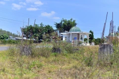 Các hạng mục xây dựng dang dở trong Dự án Sài Gòn-Đại Ninh. (Ảnh: TTXVN phát)