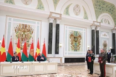 Tổng Bí thư Tô Lâm và Tổng thống Belarus Aleksandr Lukashenko chứng kiến Lễ trao Ý định thư về tăng cường hợp tác đào tạo quân nhân và chuyên gia giữa Bộ Quốc phòng Việt Nam và Bộ Quốc phòng Belarus. (Ảnh: Thống Nhất/TTXVN)