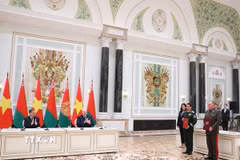 Tổng Bí thư Tô Lâm và Tổng thống Belarus Aleksandr Lukashenko chứng kiến Lễ trao Ý định thư về tăng cường hợp tác đào tạo quân nhân và chuyên gia giữa Bộ Quốc phòng Việt Nam và Bộ Quốc phòng Belarus. (Ảnh: Thống Nhất/TTXVN)