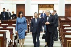 Chủ tịch Thượng viện Natalya Kochanova (bên trái) và Chủ tịch Hạ viện Igor Sergeyenko (bên phải) giới thiệu với Tổng Bí thư Tô Lâm về tòa nhà Trụ sở Quốc hội Belarus. (Ảnh: Thống Nhất/TTXVN)