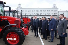 Tổng Bí thư Tô Lâm và Thủ tướng Belarus Aleksandr Turchin thăm Nhà máy máy kéo Minsk. (Ảnh: Thống Nhất/TTXVN)