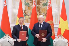 Tổng Bí thư Tô Lâm và Tổng thống Aleksandr Lukashenko ký Tuyên bố chung về việc thiết lập quan hệ Đối tác chiến lược Việt Nam-Belarus. (Ảnh: Thống Nhất/TTXVN)