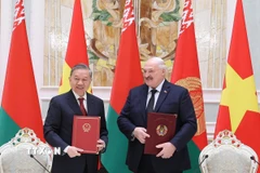 Tổng Bí thư Tô Lâm và Tổng thống Aleksandr Lukashenko ký Tuyên bố chung về việc thiết lập quan hệ Đối tác chiến lược Việt Nam-Belarus. (Ảnh: Thống Nhất/TTXVN)