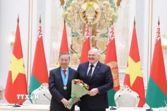 Tổng thống Belarus Aleksandr Lukashenko trao tặng Huân chương Hữu nghị các dân tộc của Belarus cho Tổng Bí thư Tô Lâm. (Ảnh: Thống Nhất/TTXVN)