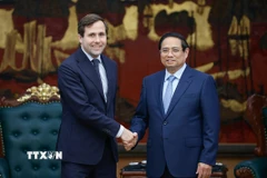 Thủ tướng Phạm Minh Chính tiếp ông Benjamin Dousa, Bộ trưởng Hợp tác Phát triển Quốc tế và Ngoại thương Thụy Điển. (Ảnh: Dương Giang/TTXVN)