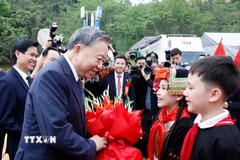 Thiếu nhi dân tộc tỉnh Lạng Sơn chào đón Tổng Bí thư Tô Lâm tới dự Lễ khởi công, động thổ đồng loạt các trường nội trú liên cấp biên giới. (Ảnh: Thống Nhất/TTXVN)