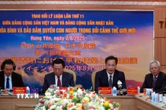 Đại diện Đảng Cộng sản Việt Nam, Đảng Cộng sản Nhật Bản và lãnh đạo tỉnh Hưng Yên chủ trì hội thảo trao đổi lý luận lần thứ 11. (Ảnh: Nguyễn Công Hải/TTXVN)