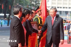 Tổng Bí thư Tô Lâm, thay mặt lãnh đạo Đảng, Nhà nước trao tặng danh hiệu “Anh hùng Lao động” cho Đảng bộ, Chính quyền và Nhân dân Thành phố Hồ Chí Minh. (Ảnh: TTXVN)