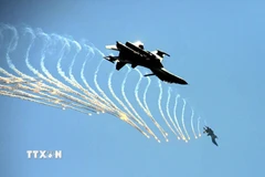 Màn trình diễn phun bẫy nhiệt của máy bay tiêm kích Su-30MK2 trên bầu trời Thành phố Hồ Chí Minh. (Ảnh: Hồng Giang/TTXVN)