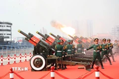 Nghi lễ bắn 21 loạt đại bác trên nền Quốc thiều nước Cộng hòa Xã hội Chủ nghĩa Việt Nam. (Ảnh: TTXVN)