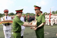 Trung tướng Nguyễn Ngọc Vân, Tư lệnh Cảnh sát cơ động, phó Trưởng Tiểu ban Thường trực tổ chức diễu binh, diễu hành (Bộ Công an) tặng Bằng khen của Bộ Công an cho các học viên có thành tích xuất sắc tham gia diễu binh, diễu hành trong Lễ kỷ niệm. (Ảnh: Lê Xuân/TTXVN)