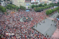 Biển người ở khu vực phố Nguyễn Huệ (Quận 1), trước trụ sở UBND Thành phố Hồ Chí Minh. (Ảnh: Mạnh Linh/TTXVN)