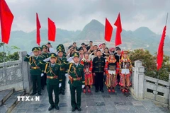 Lễ thượng cờ tại Cột cờ Quốc gia Lũng Cú. (Ảnh: Văn Trung/TTXVN phát)