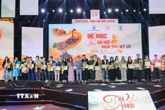 Ban tổ chức trao giấy vinh danh các đơn vị tham gia Festival Thu Hà Nội lần thứ 3. (Ảnh: Hoàng Hiếu/TTXVN)