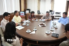 Toàn cảnh buổi làm việc của đoàn báo Nhân dân và Ban Lãnh đạo báo Granma. (Ảnh: Việt Hùng/TTXVN)