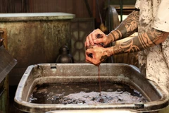 Nước ép từ quả hồng là nguyên liệu chính cho loại thuốc nhuộm này. (Nguồn: Japan Times)