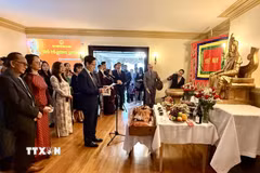 Đại sứ Việt Nam tại Canada Phạm Vinh Quang báo cáo thành tích của cán bộ, công nhân viên các cơ quan đại diện Việt Nam tại Canada, vinh danh những đóng góp của cộng đồng người Việt đối với quê hương đất nước. (Ảnh: Thanh Hải/TTXVN)