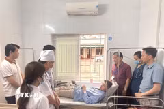 Đoàn công tác Sở Y tế Nghệ An thăm hỏi, động viên các bệnh nhân bị ngộ độc tại Bệnh viện Đa khoa Diễn Châu. (Ảnh: TTXVN phát)