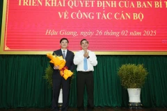 Bí thư Tỉnh ủy Hậu Giang, Đồng Văn Thanh tặng hoa chúc mừng đồng chí Nguyễn Tuấn Anh. (Ảnh: Duy Khương/TTXVN)